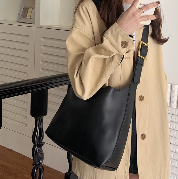 Handbag: New fashionable and versatile bucket, large-capacity, simple and casual two-piece soft collapse one-shoulder crossbody bag