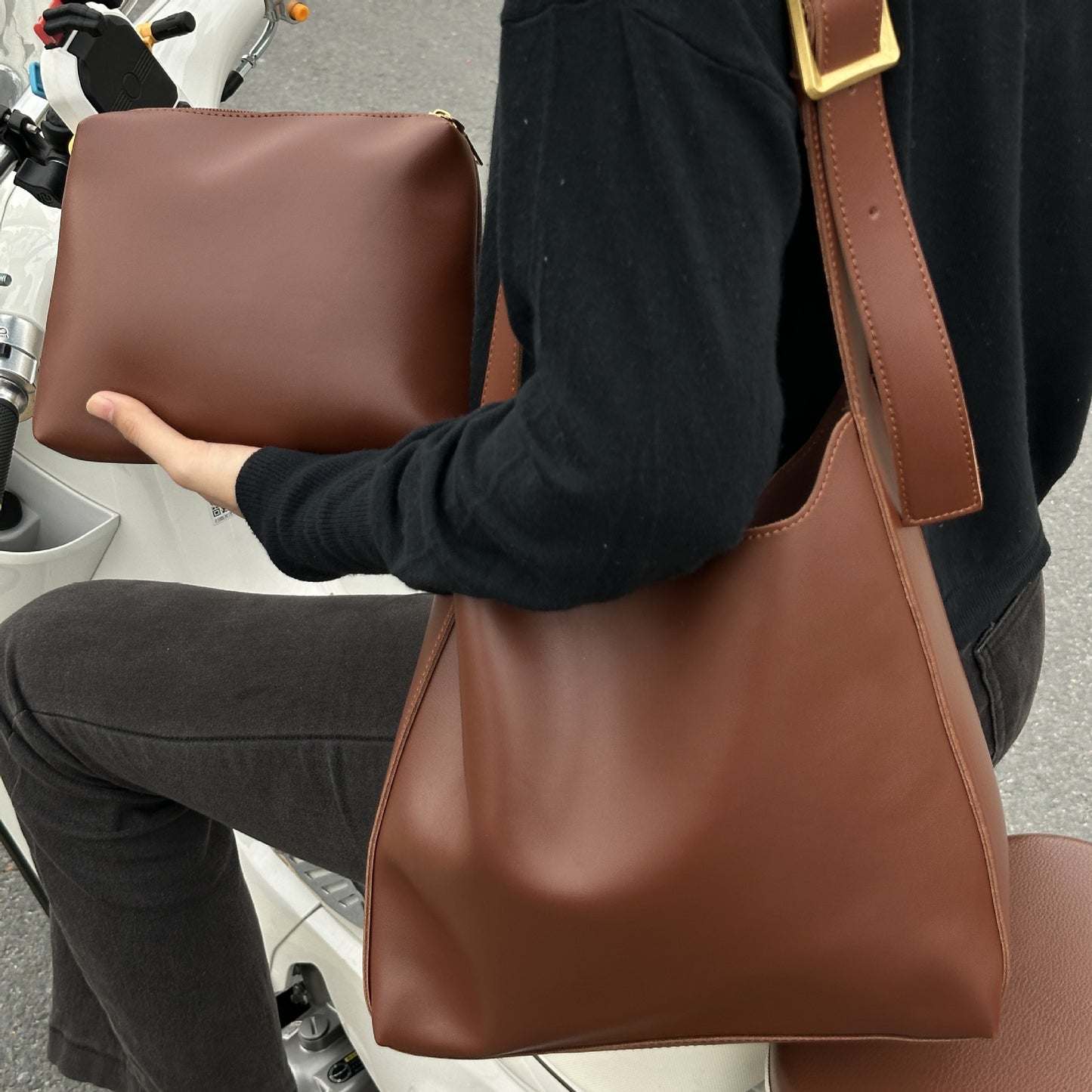 Handbag: New fashionable and versatile bucket, large-capacity, simple and casual two-piece soft collapse one-shoulder crossbody bag