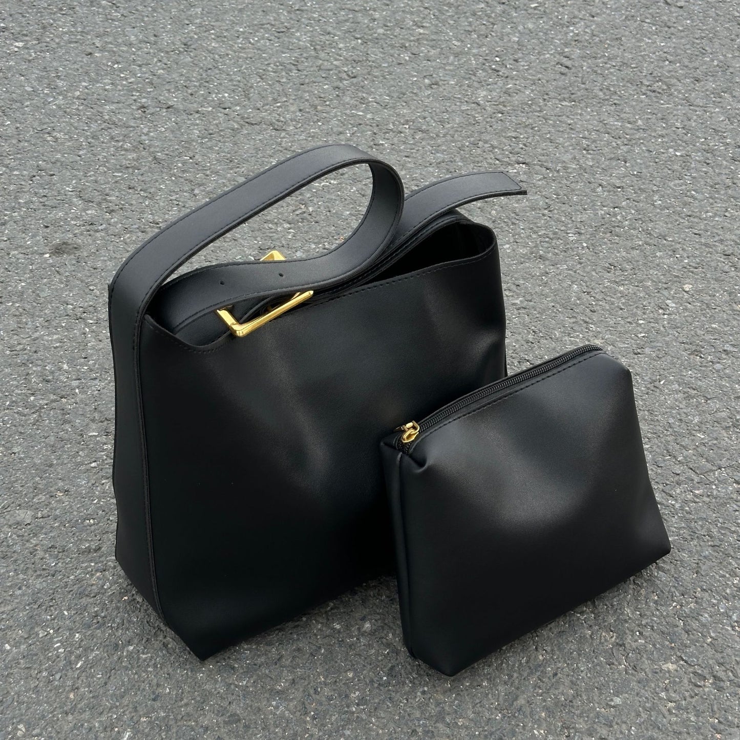 Handbag: New fashionable and versatile bucket, large-capacity, simple and casual two-piece soft collapse one-shoulder crossbody bag